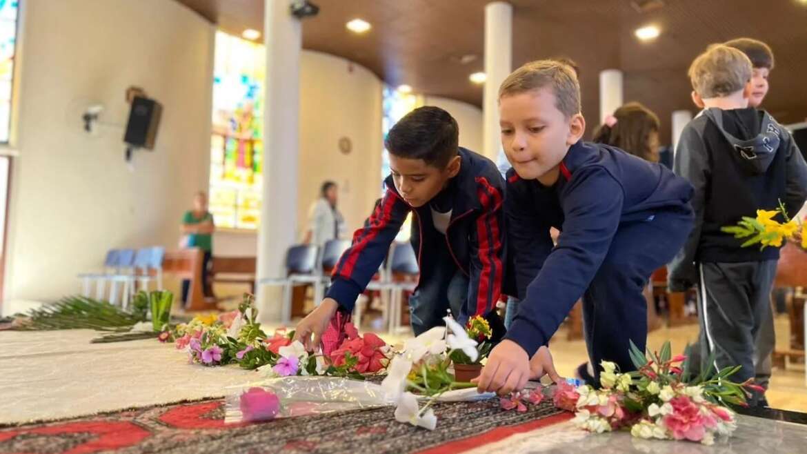 Acolhida na capela com as crianças do Infantil e do Fundamental I.