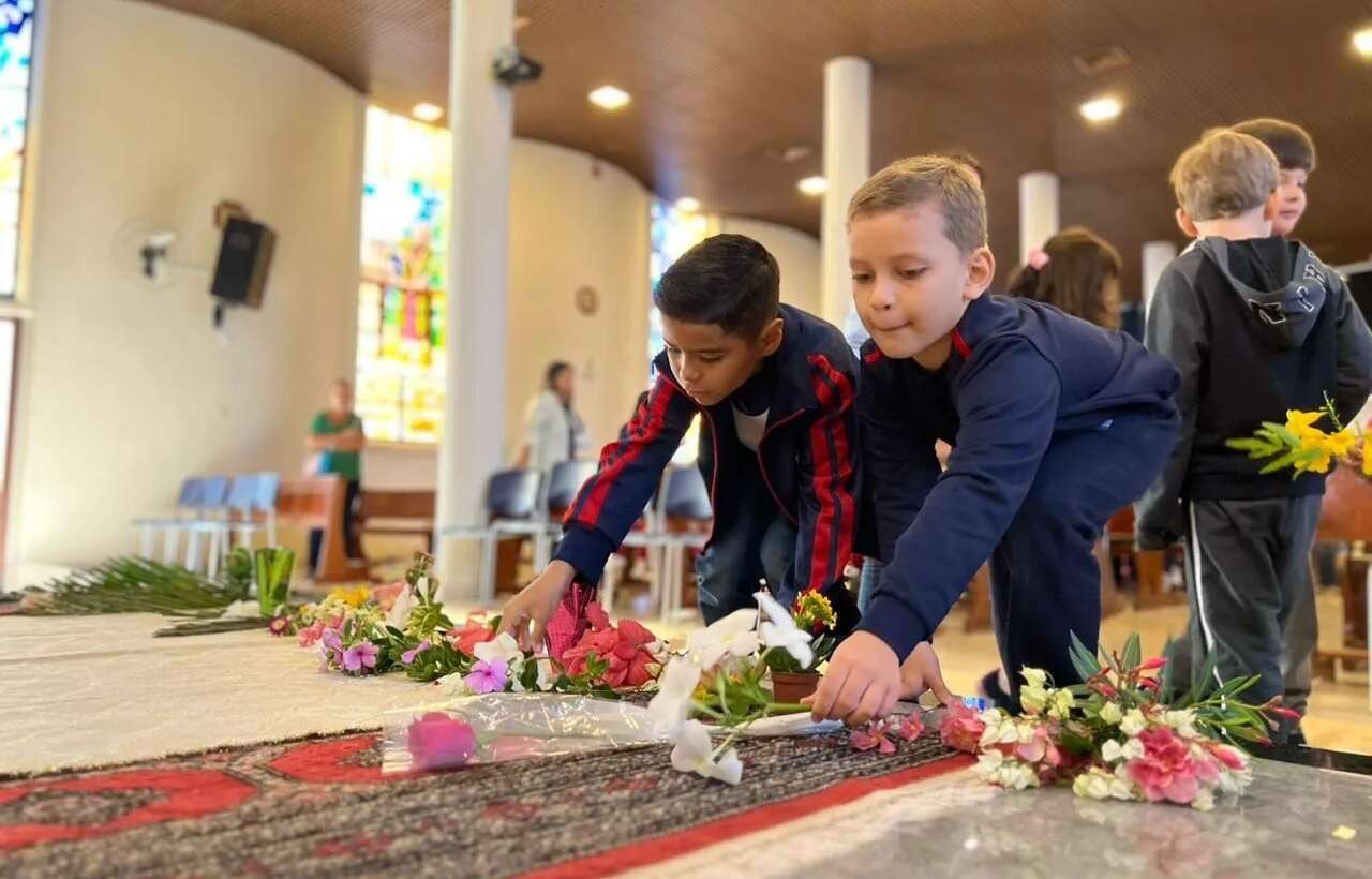 Acolhida na capela com as crianças do Infantil e do Fundamental I.