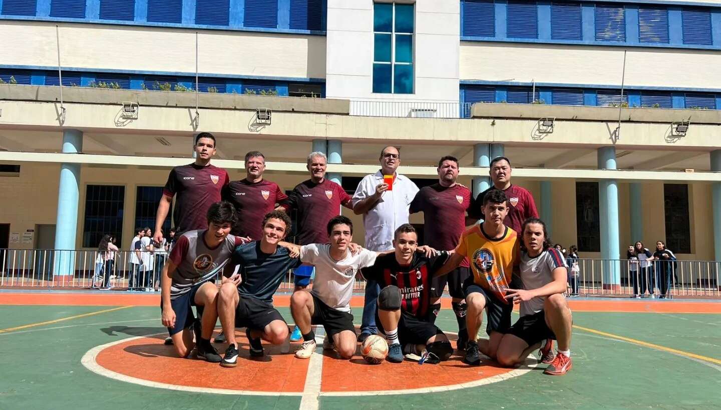 Futebol dos professores contra alunos.