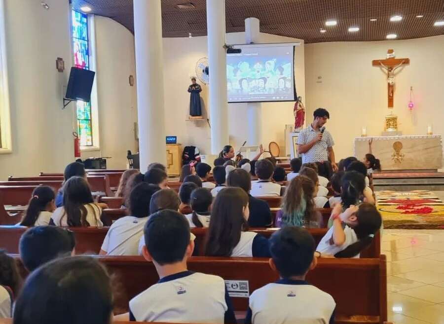 Nas acolhidas de hoje as crianças do Infantil e Fundamental I acompanharam uma reflexão sobre a solenidade de Corpus Christi