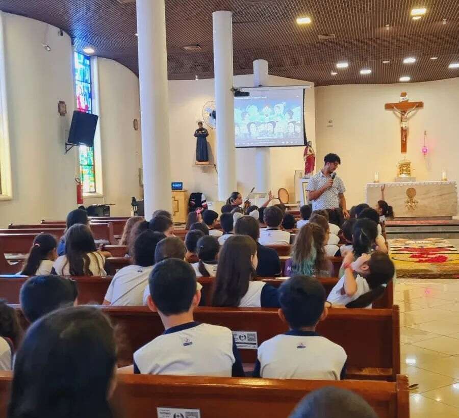 Nas acolhidas de hoje as crianças do Infantil e Fundamental I acompanharam uma reflexão sobre a solenidade de Corpus Christi