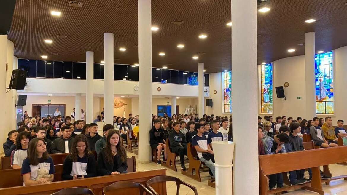 Os alunos do Ensino Médio participaram de uma acolhida especial em homenagem a Dom Bosco.