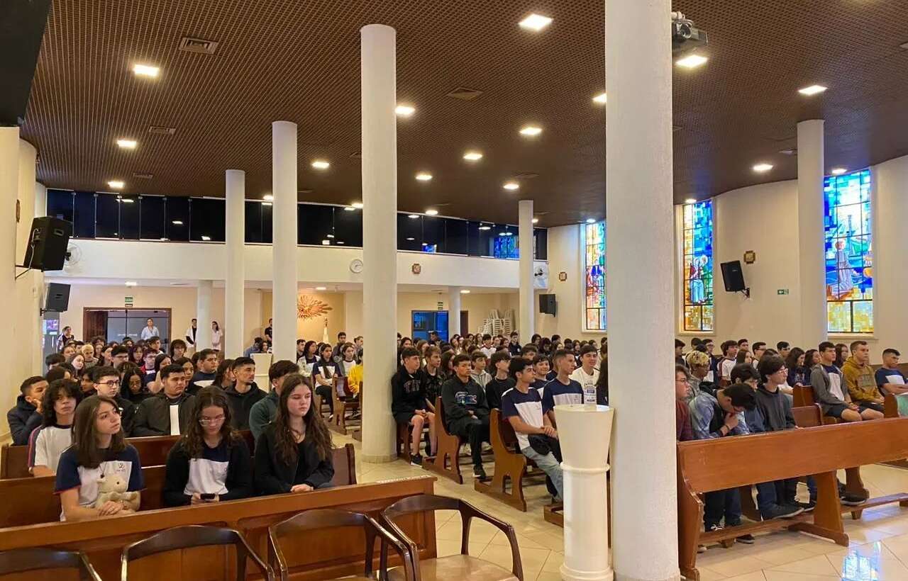 Os alunos do Ensino Médio participaram de uma acolhida especial em homenagem a Dom Bosco.