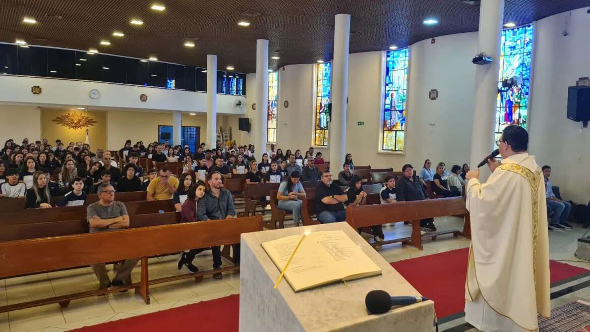 Os alunos do Ensino Médio e Fundamental II, período matutino, participaram de uma missa especial em homenagem aos pais e a Dom Bosco, pai e mestre da juventude.