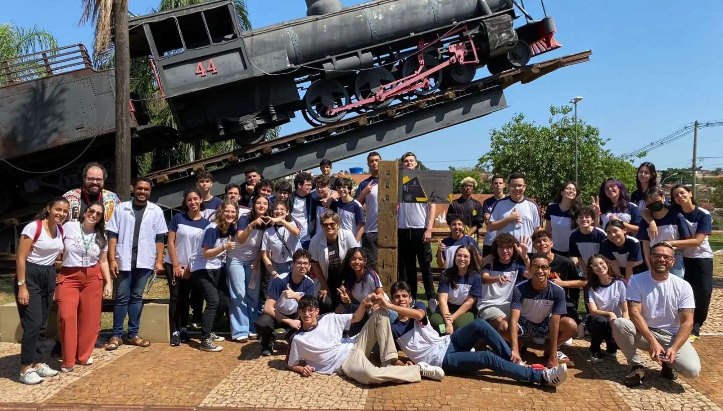 Os alunos da 2ª Série do Ensino Médio participaram na manhã de hoje, 1º de setembro, de uma visita guiada e caminhada pelo complexo ferroviário da antiga Estrada de Ferro Noroeste do Brasil (EFNOB).