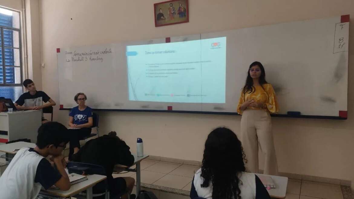 Os alunos do 1° ano do Ensino Médio acompanharam, nas aulas de Filosofia, uma palestra com o GAV – Grupo Amor Vida.