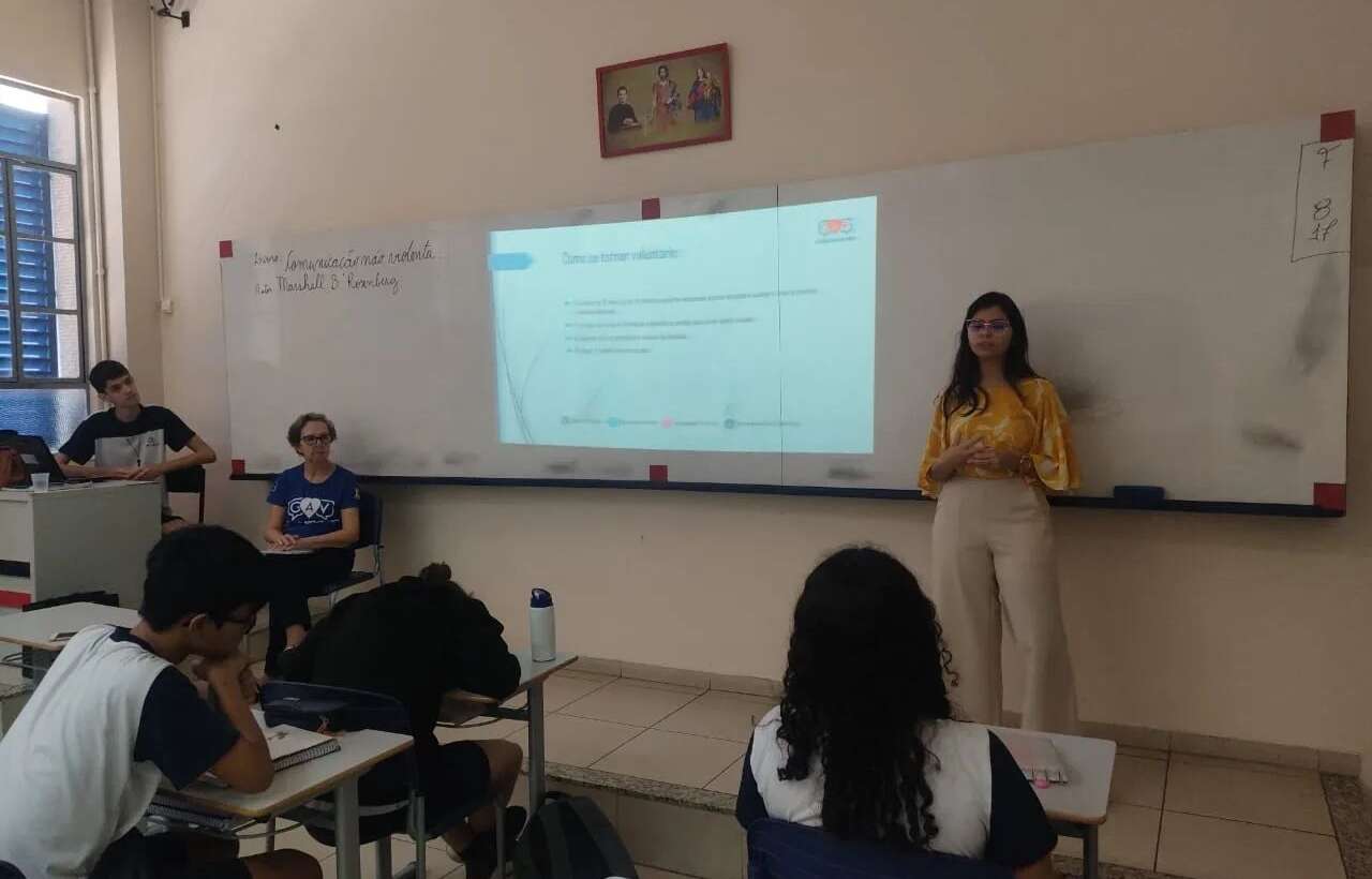 Os alunos do 1° ano do Ensino Médio acompanharam, nas aulas de Filosofia, uma palestra com o GAV – Grupo Amor Vida.