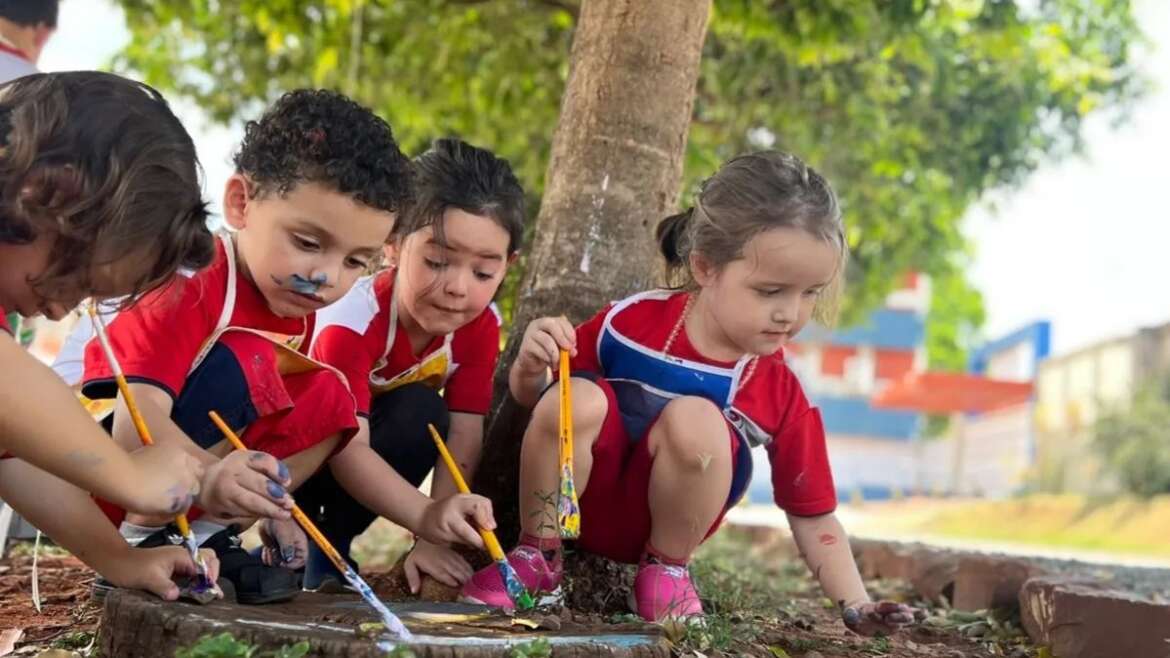 Ensinar crianças é inspirá-las a aprender com criatividade, a criar um mundo em que tudo é possível.