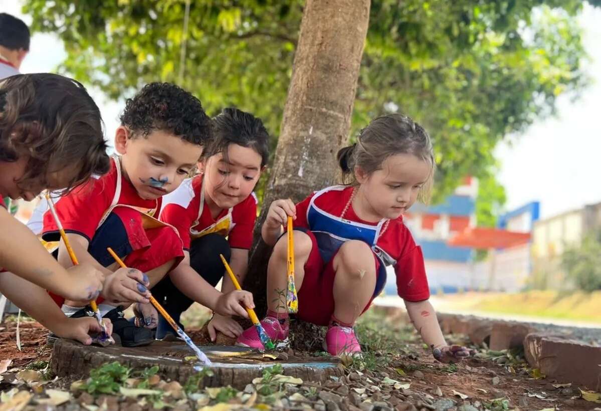 Ensinar crianças é inspirá-las a aprender com criatividade, a criar um mundo em que tudo é possível.