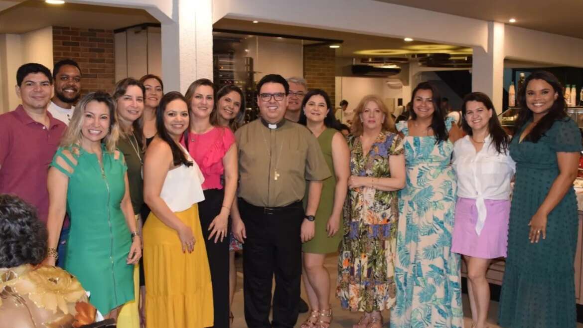 Celebrando a união e dedicação! Professores e funcionários do Colégio Dom Bosco