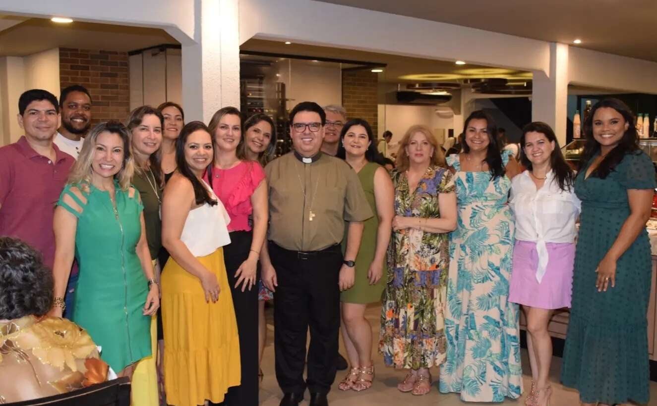 Celebrando a união e dedicação! Professores e funcionários do Colégio Dom Bosco