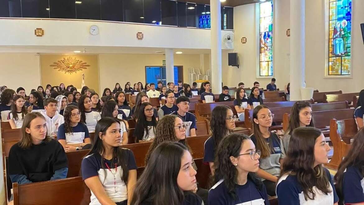 Quinta-feira, dia da missa semanal para os alunos do Ensino Fundamental II e Médio dos períodos matutino e vespertino.