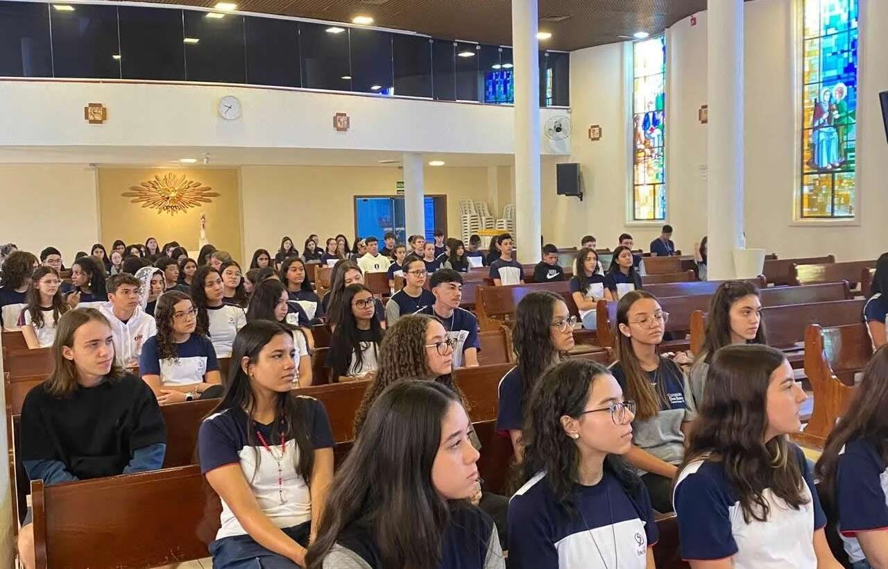 Quinta-feira, dia da missa semanal para os alunos do Ensino Fundamental II e Médio dos períodos matutino e vespertino.