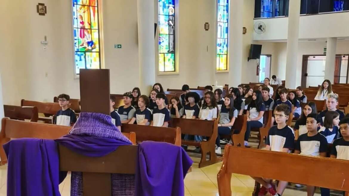 Acolhida Mensal Hoje os alunos do Ensino Fundamental II foram acolhidos pelo padre Wagner na capela, nos períodos matutino e vespertino