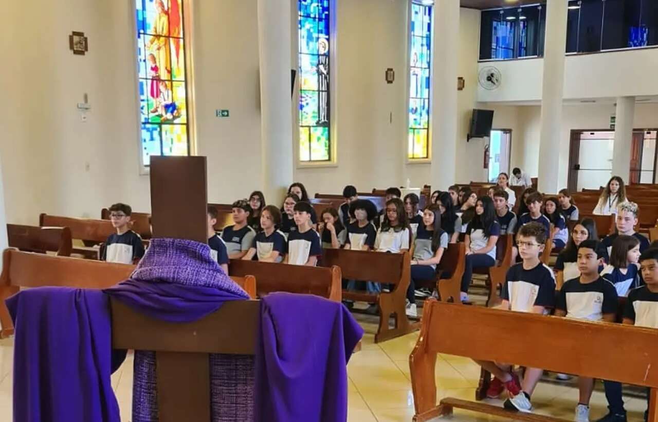 Acolhida Mensal Hoje os alunos do Ensino Fundamental II foram acolhidos pelo padre Wagner na capela, nos períodos matutino e vespertino