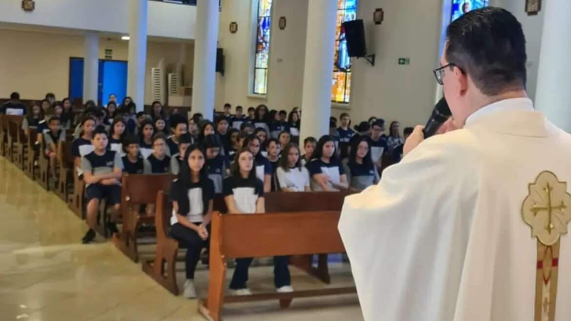 Os alunos do Ensino Fundamental, Anos Finais, participaram de uma acolhida especial de Páscoa nesta quinta-feira.