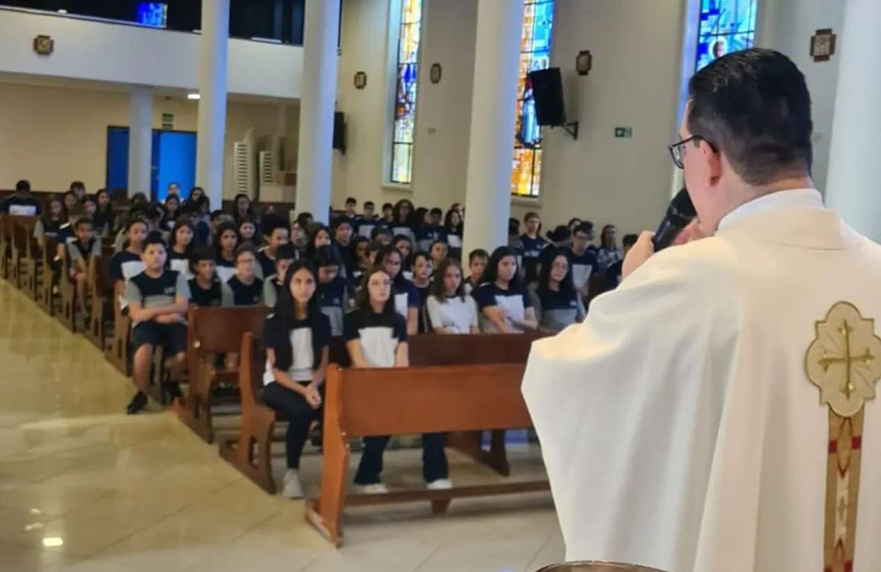 Os alunos do Ensino Fundamental, Anos Finais, participaram de uma acolhida especial de Páscoa nesta quinta-feira.