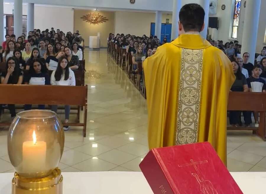 Os alunos do Ensino Fundamental, Anos Finais, participaram de uma acolhida especial de Páscoa nesta quinta-feira.