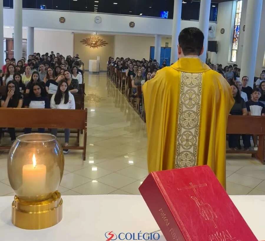 Os alunos do Ensino Fundamental, Anos Finais, participaram de uma acolhida especial de Páscoa nesta quinta-feira.