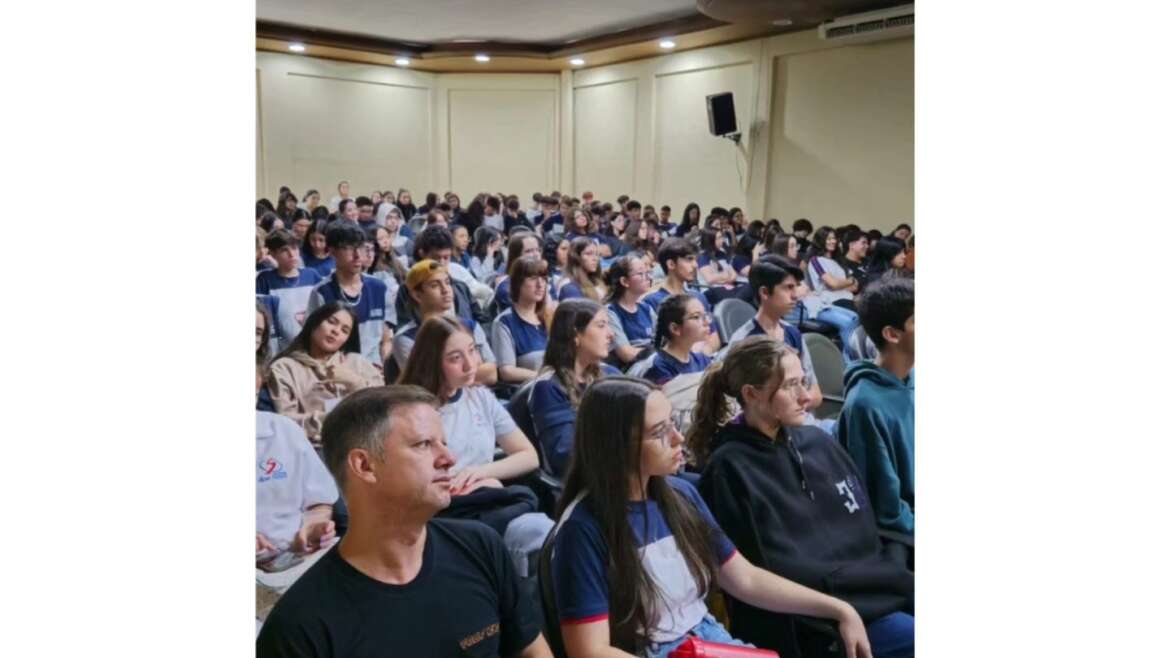 Os alunos do Ensino Médio acompanharam uma palestra sobre Refugiados Ambientais