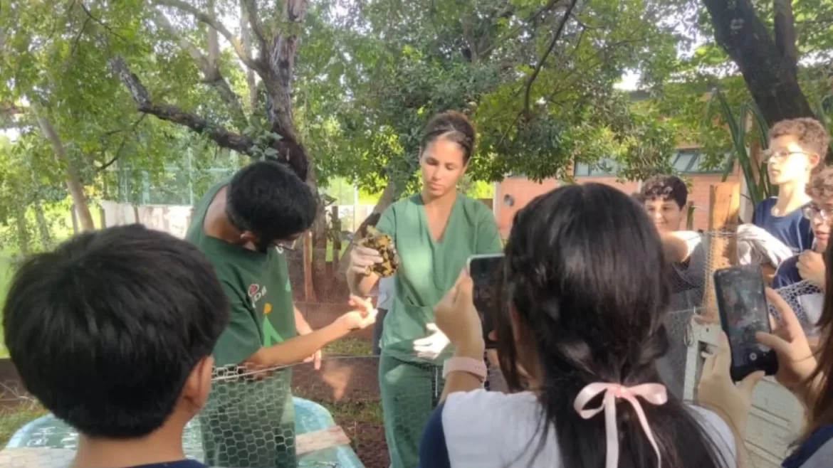 Os alunos dos 7° e 8° anos do período vespertino também tiveram uma aula prática no Biotério da UCDB.